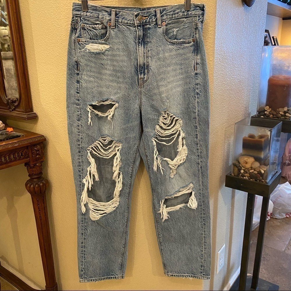 NWT~AMERICAN EAGLE Light Blue Highest Rise Mom Ripped Jean Size 10 Short